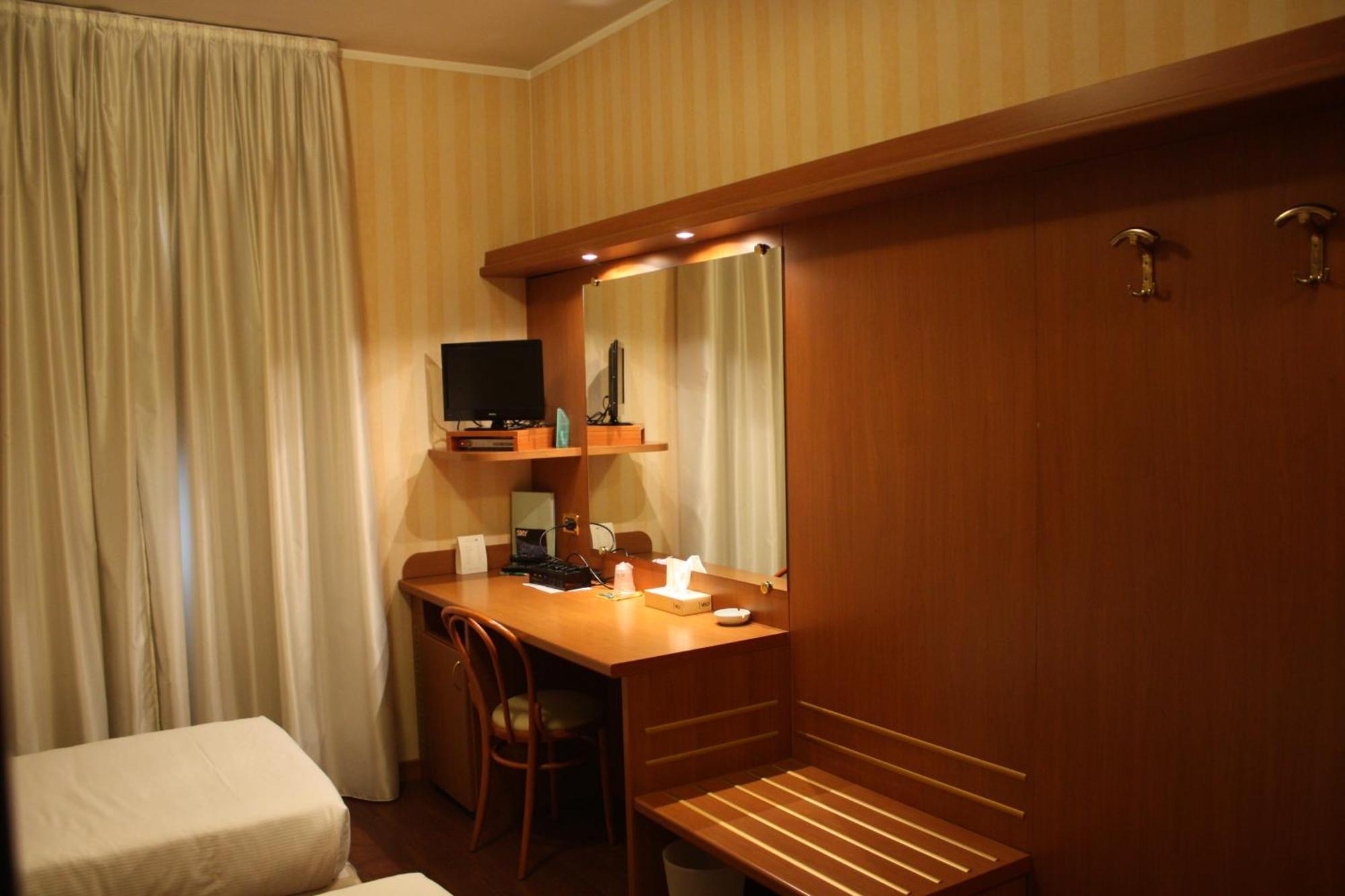 Hotel 2C Леньяно Екстер'єр фото