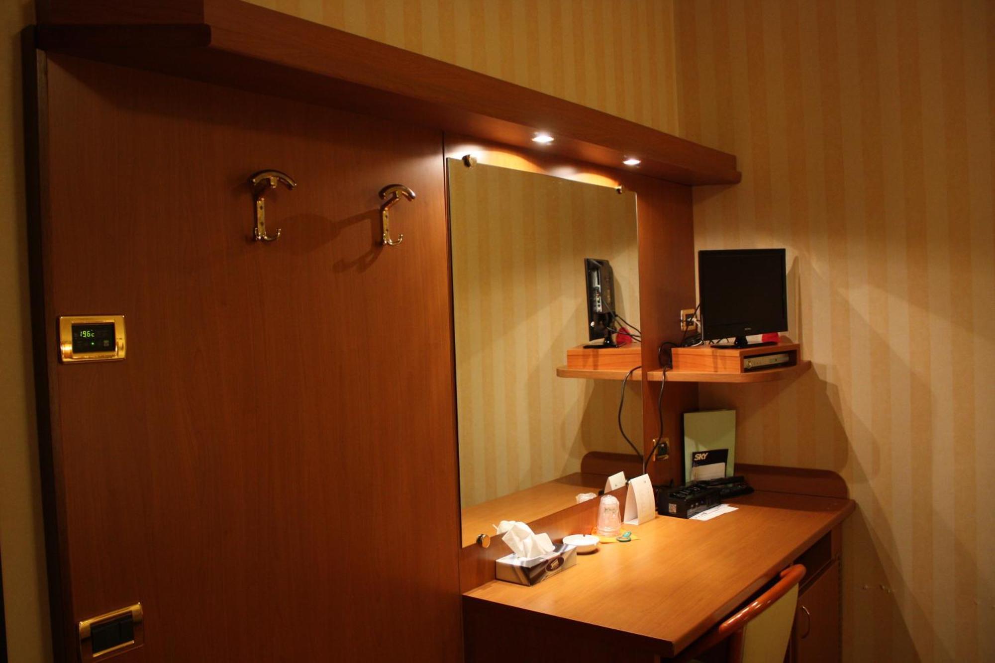Hotel 2C Леньяно Екстер'єр фото