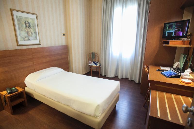 Hotel 2C Леньяно Екстер'єр фото