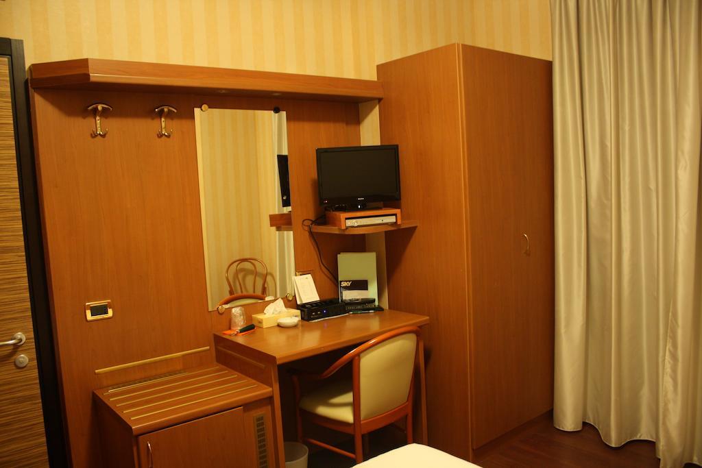 Hotel 2C Леньяно Екстер'єр фото